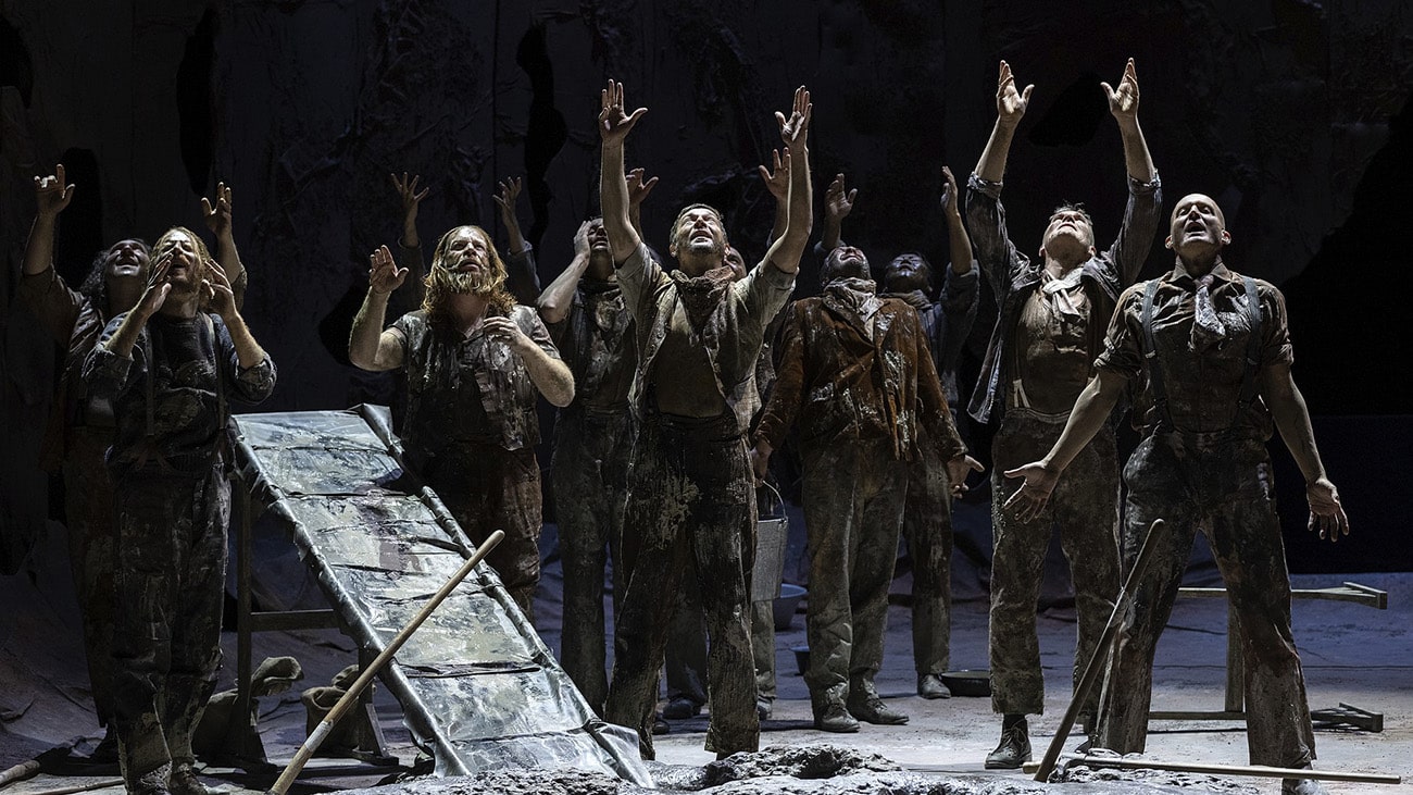 Männer im Bühnenbild der Oper Puccini im Theaterhagen