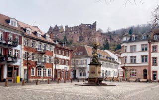 Die Alstadt von Heidelberg mit Schloss im Hintergrund