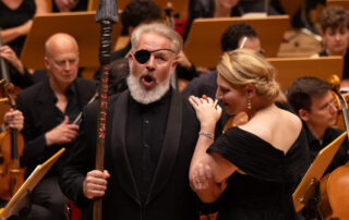 Zwei Personen in der Rolle von Wotan und Fricka in der Oper Rheingold