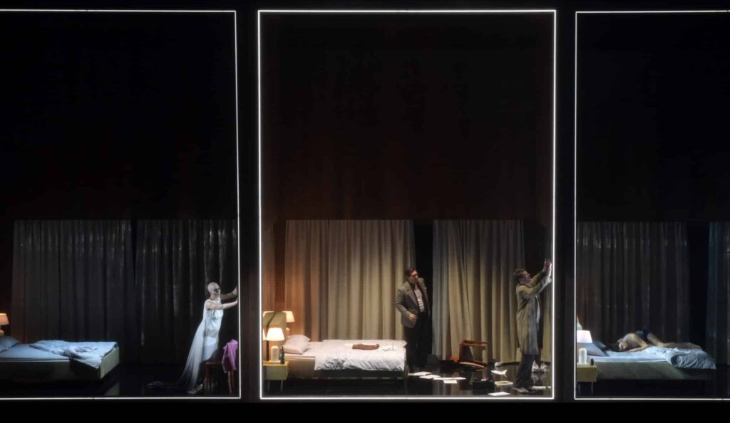 Bild: Dshamilja Kaiser (Venus), Domen Križaj (Wolfram von Eschenbach), Marco Jentzsch (Tannhäuser) und Henri Klein (Ein junger Student). © Barbara Aumüller