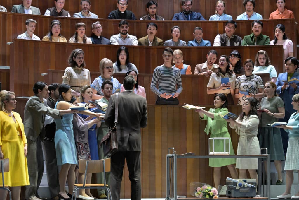 Bild: Marco Jentzsch (Tannhäuser; mit dem Rücken zum Betrachter) und Henri Klein (Ein junger Student; in blau-weiß geringeltem Shirt) sowie Ensemble. © Barbara Aumüller